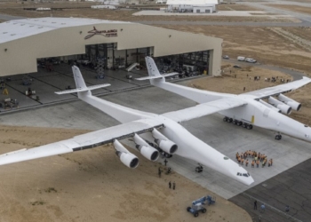 В США самый большой в мире самолет совершил свой первый полет