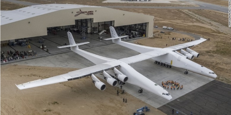 В США самый большой в мире самолет совершил свой первый полет