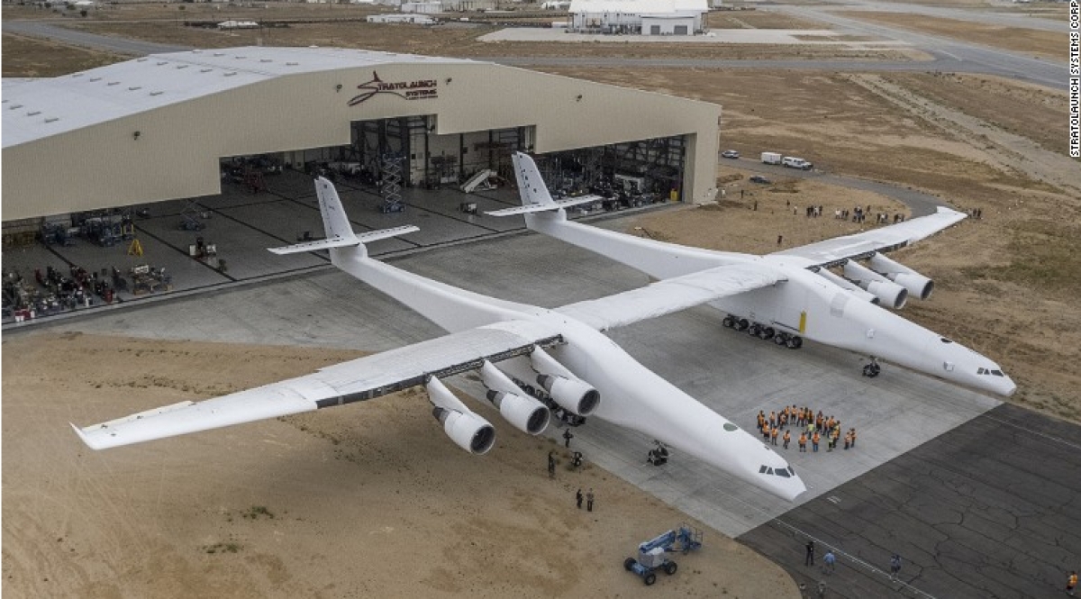 В США самый большой в мире самолет совершил свой первый полет