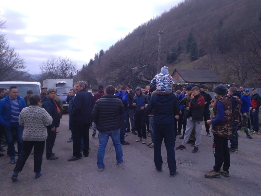 Жители Закарпатья мешают пограничникам устанавливать заградительный забор на границе с Румынией 5