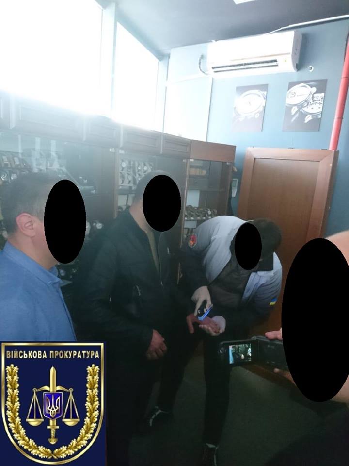 В Николаеве задержан полицейский, требовавший от предпринимательницы, торгующей часами, $200 ежемесячно 5
