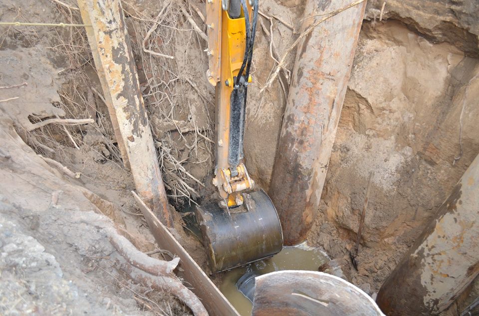 В Николаеве трубу канализационного коллектора разрушило… дерево 5