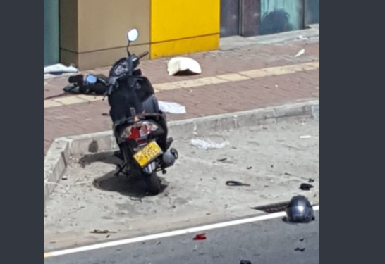 На Шри-Ланке возле кинотеатра полиция подорвала скутер