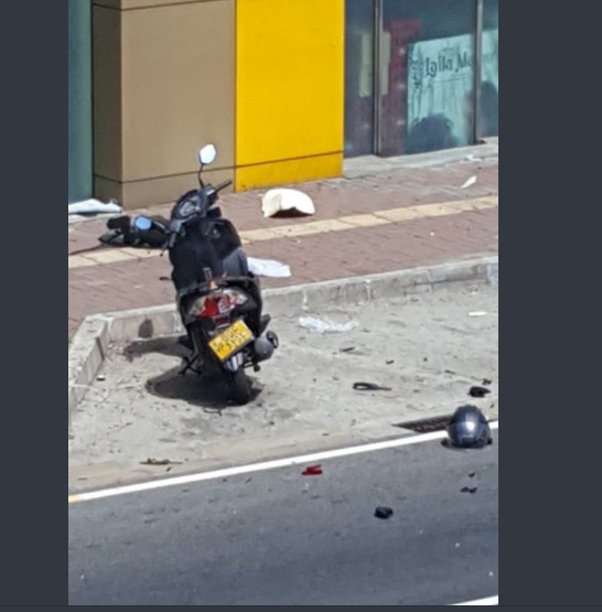На Шри-Ланке возле кинотеатра полиция подорвала скутер 1