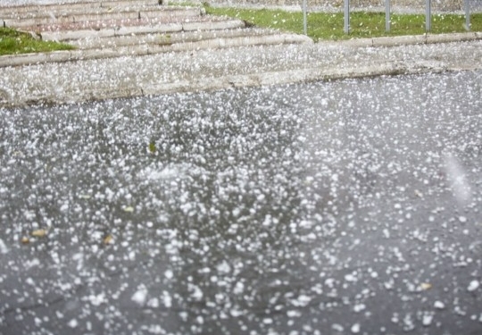 Превратности пасхальной погоды: под Житомиром выпал огромный град, а Карпаты замело снегом