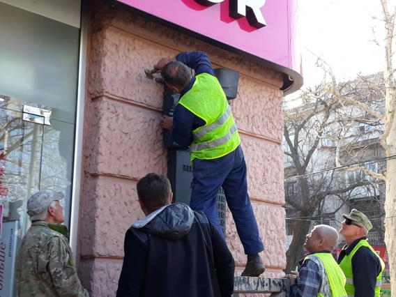 С дома на Соборной улице демонтировали мемориальную доску, посвященную «советским добровольцам» 6