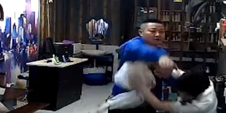 Опасная профессия. Недовольный клиент сам постриг парикмахера