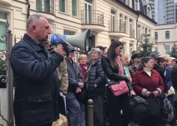 Под офисом Зеленского два митинга и потасовка