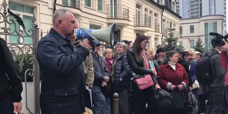 Под офисом Зеленского два митинга и потасовка