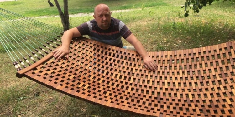 Деревянный “бисер на веревках”. Харьковчанин порвал гамак друга, а теперь делает их на экспорт
