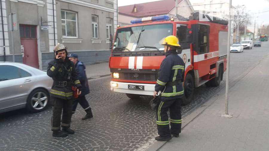 Перед входом в Луцкий городской совет мужчина угрожал самосожжением, требуя встречи с Зеленским 5