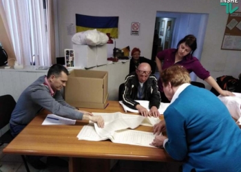 В Николаеве 129-й окружком пересчитал бюллетени на участке, протокол с которого был странным образом похищен