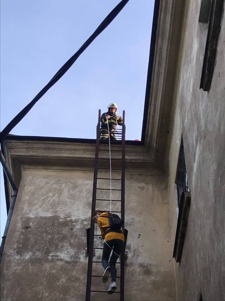 Хотели сфотографироваться: в Николаеве спасателям ранним утром пришлось снимать с крыши дома двух девочек-подростков 8