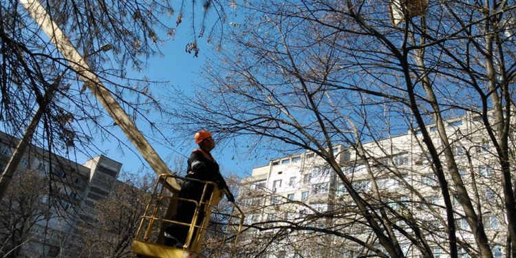 В Николаеве небольшое кресло выбросили с балкона – снимали угрожающий здоровью прохожих предмет спасатели