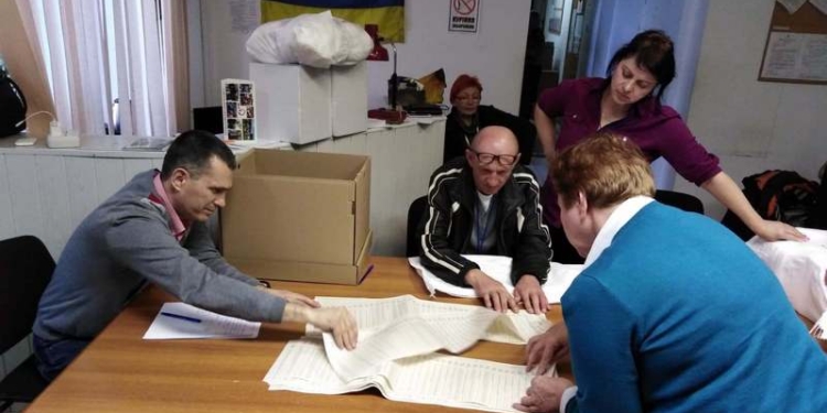 В Николаеве 129-й окружком пересчитал бюллетени на участке, протокол с которого был странным образом похищен