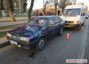 В центре Николаева маршрутка зацепила ВАЗ