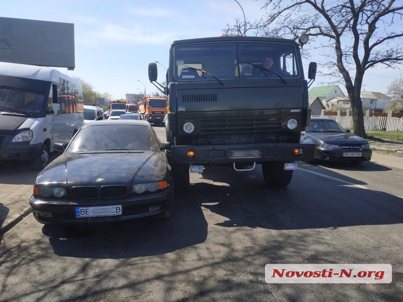 В пробке у Варваровского моста столкнулись «БМВ» и «КамАЗ» спасателей 2