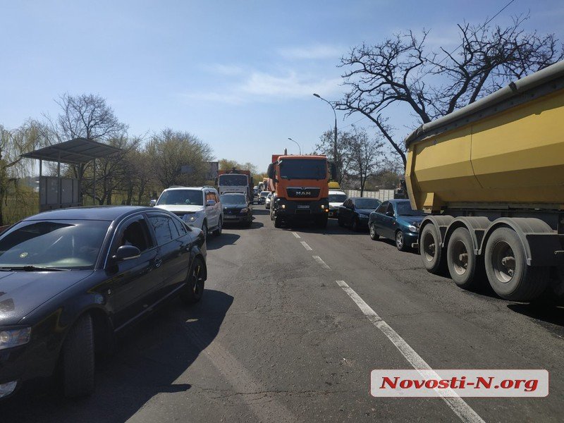 В пробке у Варваровского моста столкнулись «БМВ» и «КамАЗ» спасателей 10