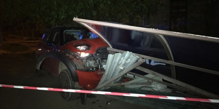 В Николаеве женщина  на Mini Cooper протаранила трамвайную остановку