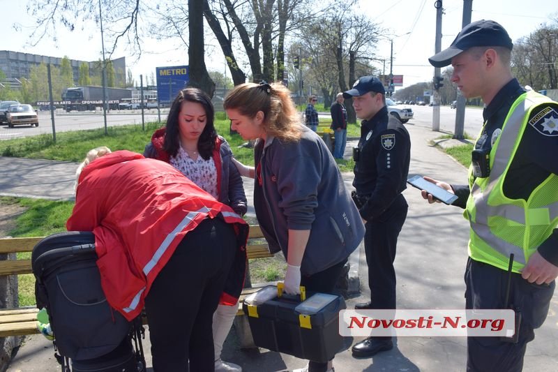 В Николаеве из троллейбуса на ходу выпала мама с младенцем в коляске 2