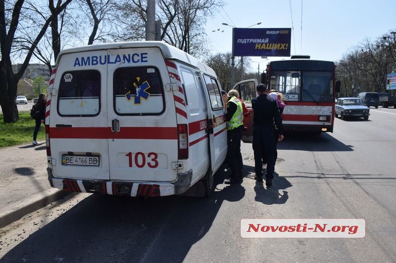 В Николаеве из троллейбуса на ходу выпала мама с младенцем в коляске 10