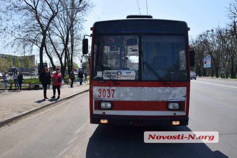 В Николаеве из троллейбуса на ходу выпала мама с младенцем в коляске 12