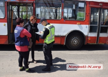 В Николаеве из троллейбуса на ходу выпала мама с младенцем в коляске