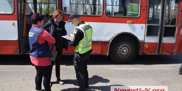 В Николаеве из троллейбуса на ходу выпала мама с младенцем в коляске