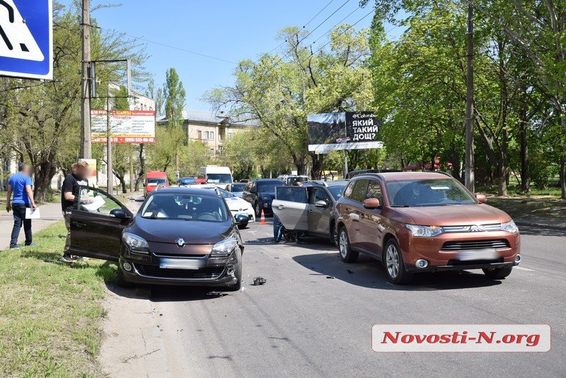 В Николаеве столкнулись три автомобиля. Пострадала пассажирка 4