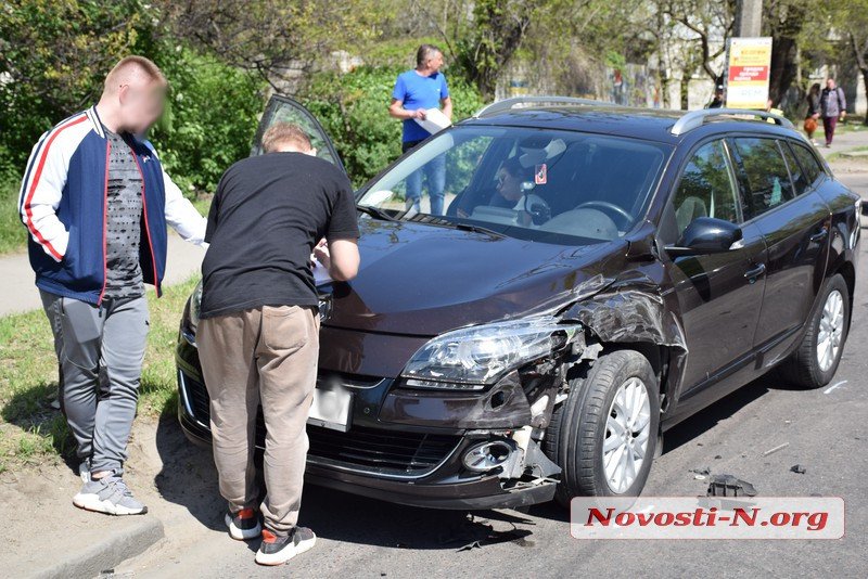 В Николаеве столкнулись три автомобиля. Пострадала пассажирка 6