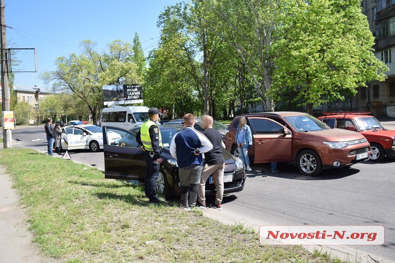 В Николаеве столкнулись три автомобиля. Пострадала пассажирка 14