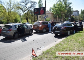 В Николаеве столкнулись три автомобиля. Пострадала пассажирка