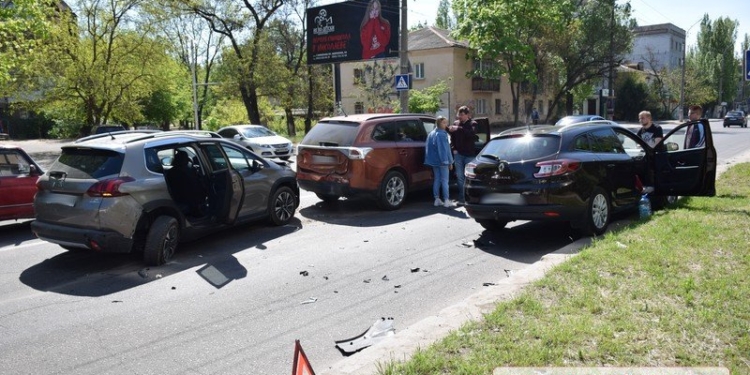 В Николаеве столкнулись три автомобиля. Пострадала пассажирка
