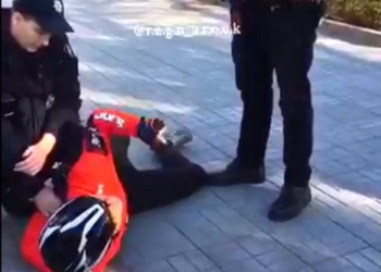 В Николаеве у патрульных возник конфликт с несовершеннолетним велосипедистом, катавшимся у Вечного огня