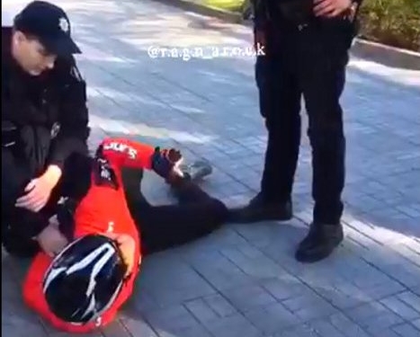 В Николаеве у патрульных возник конфликт с несовершеннолетним велосипедистом, катавшимся у Вечного огня