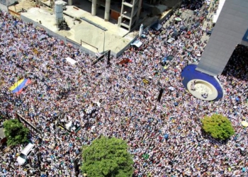 В Венесуэле десятки тысяч людей вышли на протесты против режима Мадуро