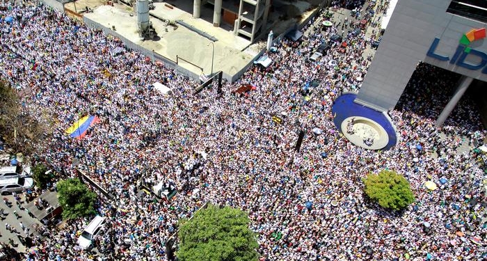 В Венесуэле десятки тысяч людей вышли на протесты против режима Мадуро