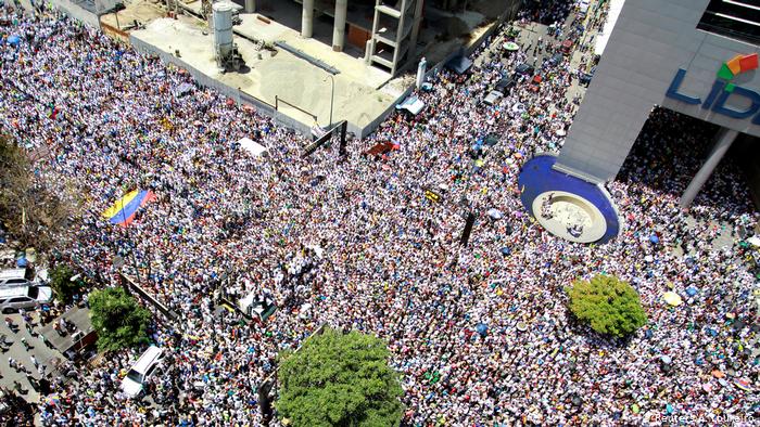 В Венесуэле десятки тысяч людей вышли на протесты против режима Мадуро 1