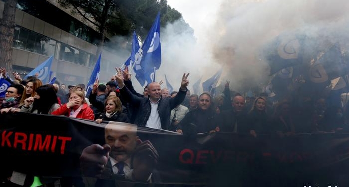 Демонстранты штурмовали парламент Албании, есть раненые