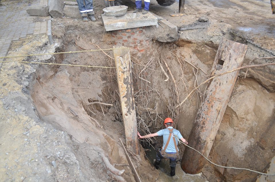 В Николаеве трубу канализационного коллектора разрушило… дерево 9