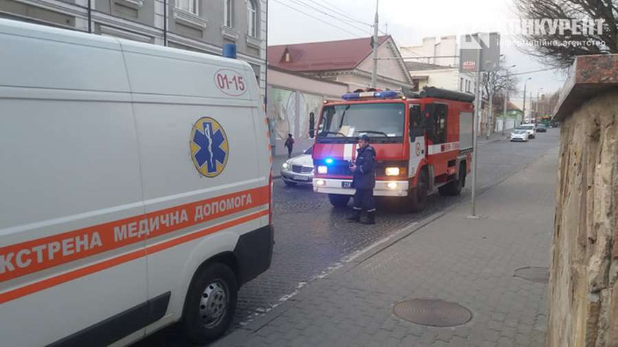 Перед входом в Луцкий городской совет мужчина угрожал самосожжением, требуя встречи с Зеленским 7