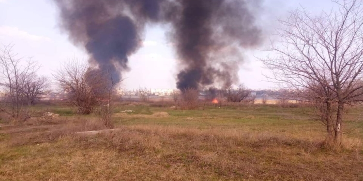 В микрорайоне Соляные масштабный пожар – горит камыш