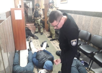 Араик Амирханян, директор скандально известных компаний “Дорлидер” и “Полтавбудстрой”, с бандой титушек пытался выбить долги в одесской Службе автодорог