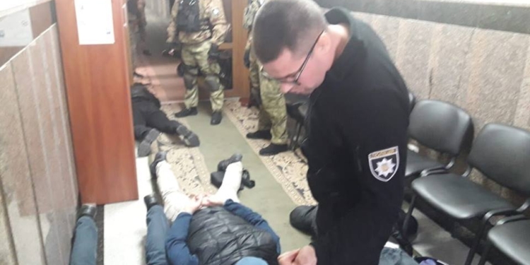 Араик Амирханян, директор скандально известных компаний “Дорлидер” и “Полтавбудстрой”, с бандой титушек пытался выбить долги в одесской Службе автодорог