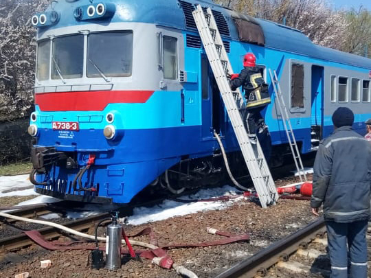 Дизель-поезд «Николаев-Долинская» загорелся в Новом Буге 1