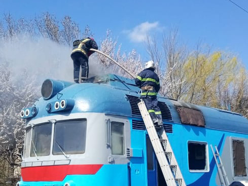 Дизель-поезд «Николаев-Долинская» загорелся в Новом Буге 5