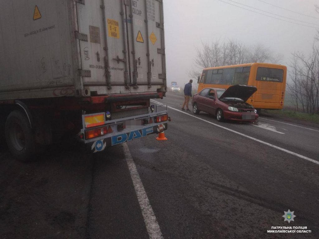 В Николаевской области столкнулись 3 автомобиля 7