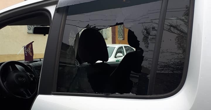 Известный николаевский волонтер нашла свою машину с разбитыми стеклами. Считает, что это запугивание