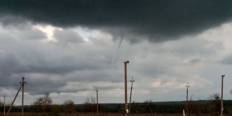 «Аж дух перехватило»: горожанин снял редкое явление – зарождение смерча над Николаевщиной