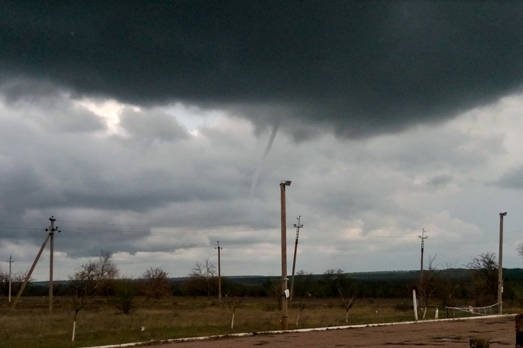 «Аж дух перехватило»: горожанин снял редкое явление – зарождение смерча над Николаевщиной